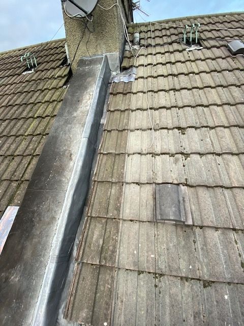 A picture of gutters & downpipes of a roof in Edinburgh. It’s important to have properly maintained gutters, downpipes, and fascias. There is a variety of materials in use – metal, wood, and PVC. The benefit of modern high-quality PVCu gutters and fascias are very low maintenance compared to traditional metal gutters and downpipes and wooden fascias and soffits.