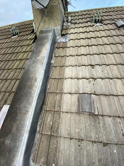 A picture of gutters & downpipes of a roof in Edinburgh. It’s important to have properly maintained gutters, downpipes, and fascias. There is a variety of materials in use – metal, wood, and PVC. The benefit of modern high-quality PVCu gutters and fascias are very low maintenance compared to traditional metal gutters and downpipes and wooden fascias and soffits.